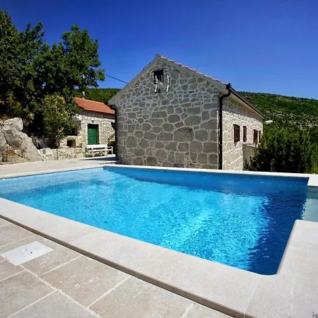 Jukini Dvori With A View Of The Villa *