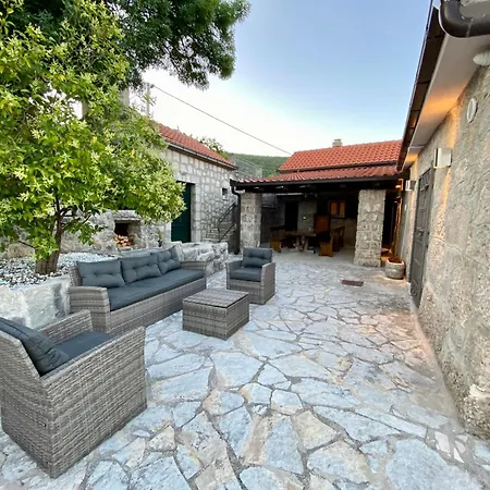 Jukini Dvori With A View Of The Villa *